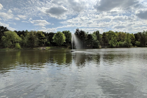 Spuitende fontein midden op het meer