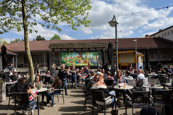 Geniet op het zonnige terras van een hapje en drankje