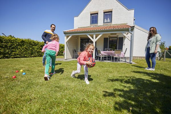 Voetballen bij het huisje