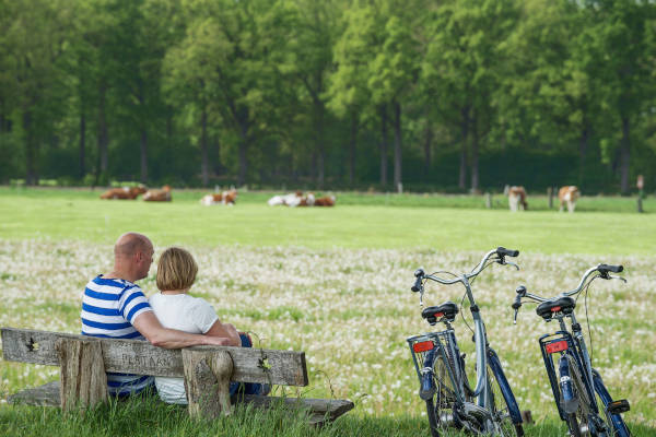 Landgoed Ruwinkel: Een stel op een bankje in het boerenland