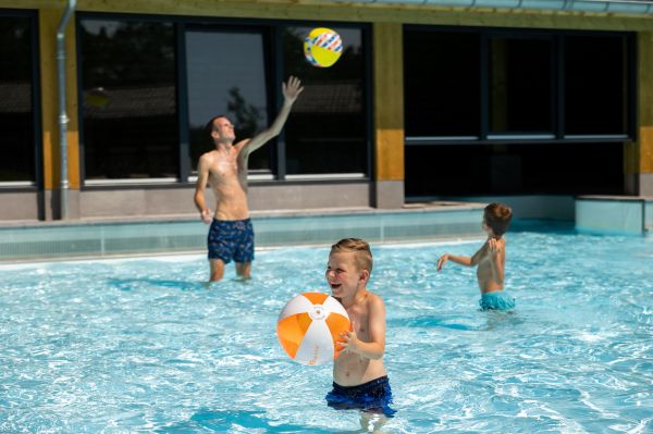 Spelen in het zwembad
