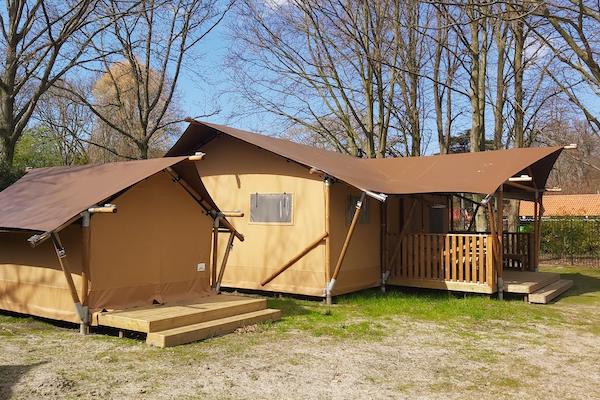 Lodgetent plus een losse tent