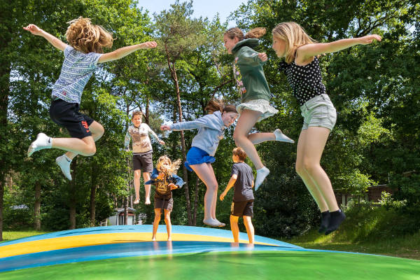 Kinderen springen op de airtrampoline