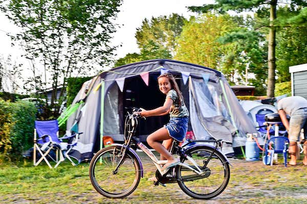 Fiets over de camping