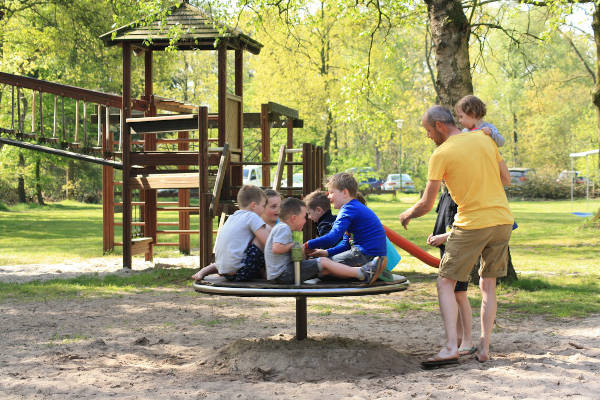 Spelen in de speeltuin
