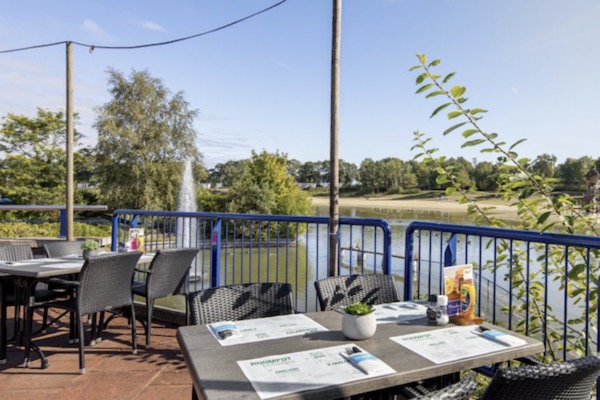 Roompot Vakantiepark Hunzedal: Terras buiten