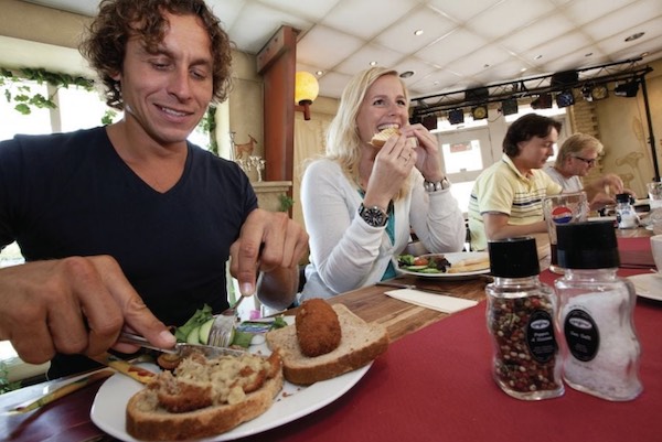 Geniet van een lekkere lunch bij Roompot Bospark Lunsbergen