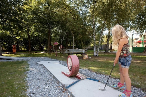 Midgetgolf bij Roompot Bospark Lunsbergen