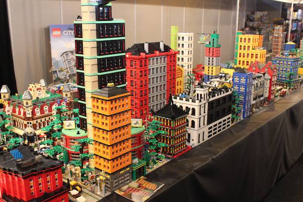 Stad gebouwd met LEGO bij Bouwblokjes Gorinchem