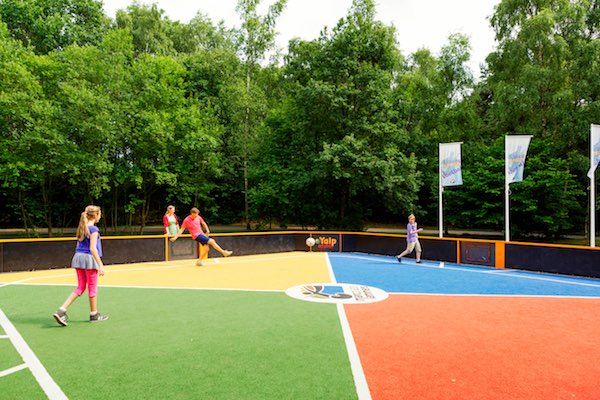 Balletje trappen op het multifunctionele sportveld