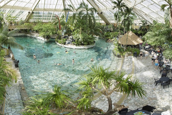 Plons in het water of trotseer de golven in het golfslagbad bij Center Parcs de Eemhof