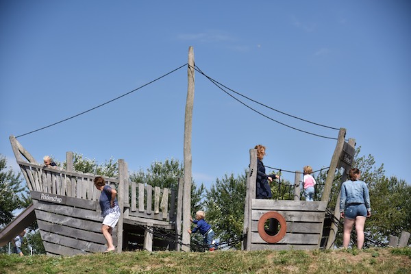 Samen spelen in de speeltoestellen