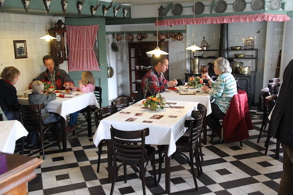 De voormalige keuken van het huis is nu een theeschenkerij