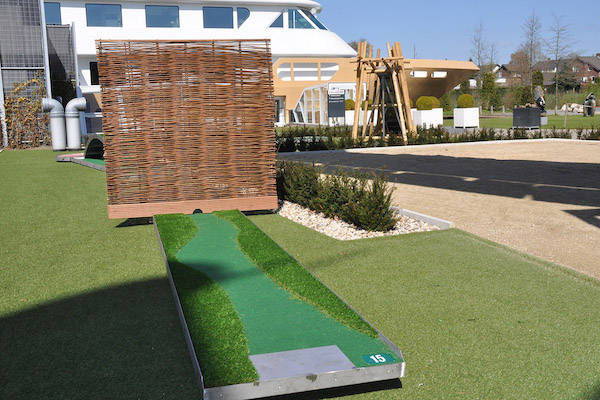 Adventure Midgetgolf Mill: Sla de bal precies door het gaatje