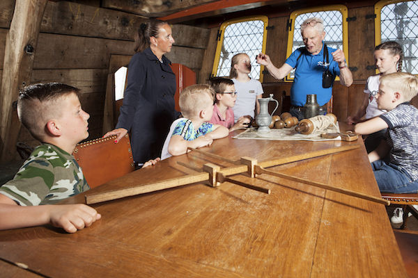 Onze gidsen vertellen met passie verhalen over de reis van de Batavia