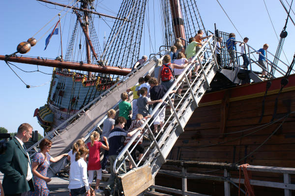 Bezoekers betreden het schip