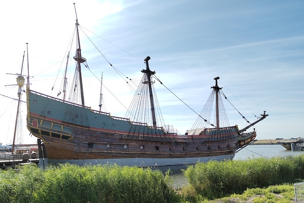 Pal naast de uitgang van Bataviastad vind je het Batavialand schip