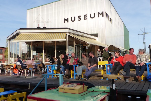 Eet en drink iets lekkers op het terras van de Museumwerf