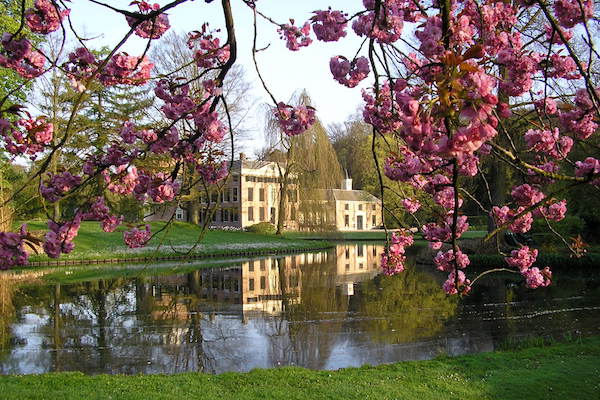 Door het park kunt u zowel met een rondleiding als op eigen gelegenheid rondlopen