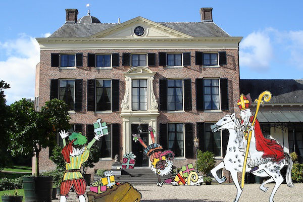 Sinterklaas en zijn Pieten op het kasteel