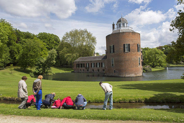 Het historische kasteel staat in een park met veel bezienswaardigheden