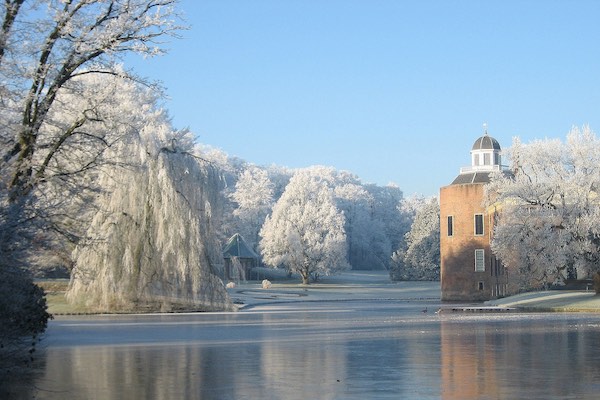 Ijs en sneeuw op de vijver
