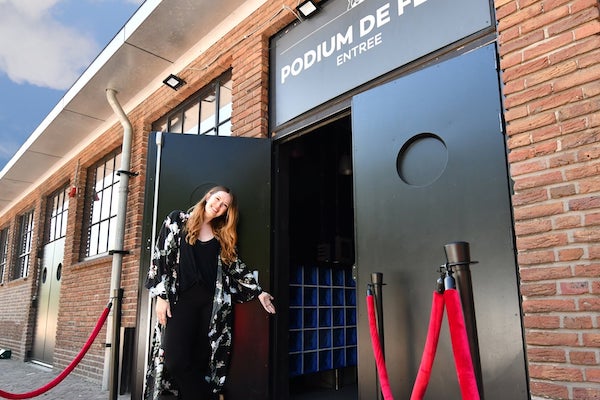 Bezoek een van de vele optredens
