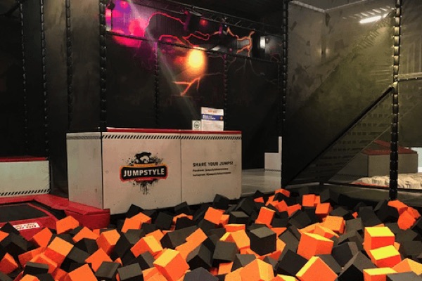 Land zacht in de foam pit