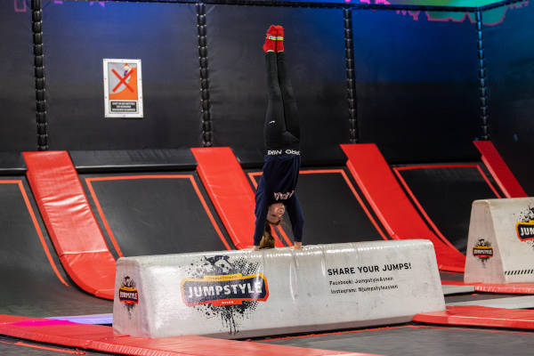 Handstand maken op het kussen