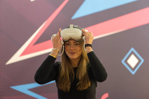 Meisje met VR bril op