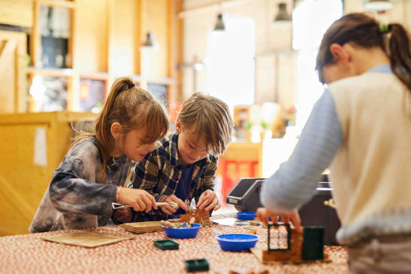 Kinderen zijn aan het bouwen