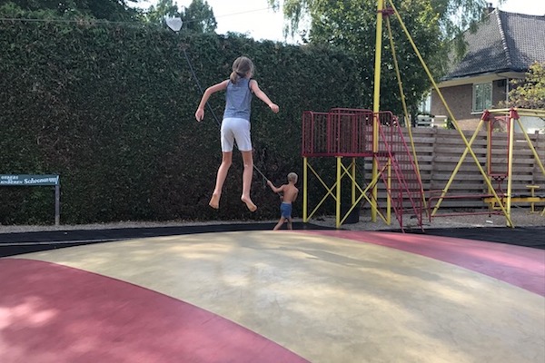 Lekker jumpen op het grote springkussen