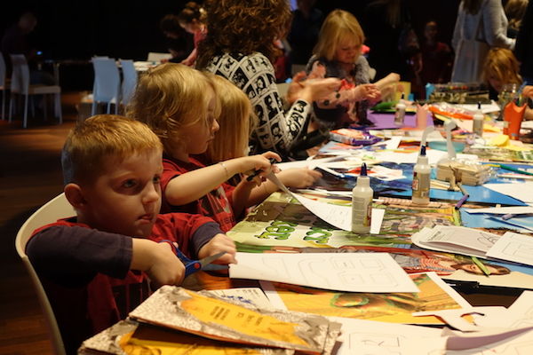 Knutselen en spelen in de multimedia-speeltuin het Kidslab tijdens Cinekid