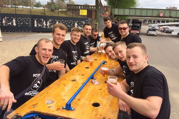 Fietsen met een biertje in de hand
