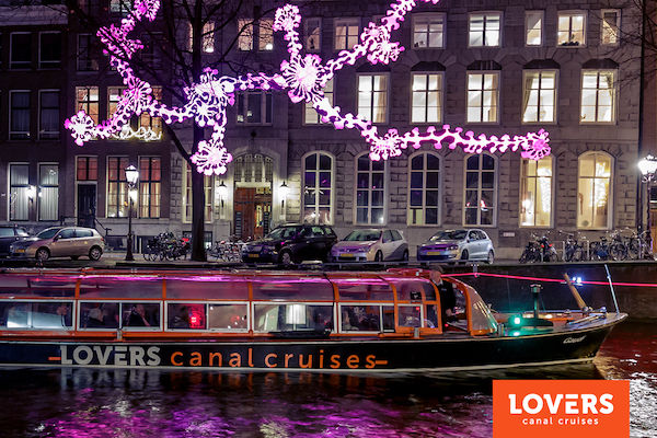 Amsterdam Light Festival: De comfortabele en verwarmde boten van Lovers Canal Cruises bieden je eersterangs plaatsen