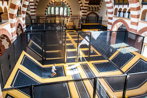 Flight Deck 53 Trampolinepark: Jumpen, freerunnen, stunten en chillen in de Clemenskerk