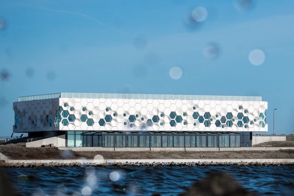 Afsluitdijk Wadden Center: Het markante gebouw staat als een schuimkraag op de dijk