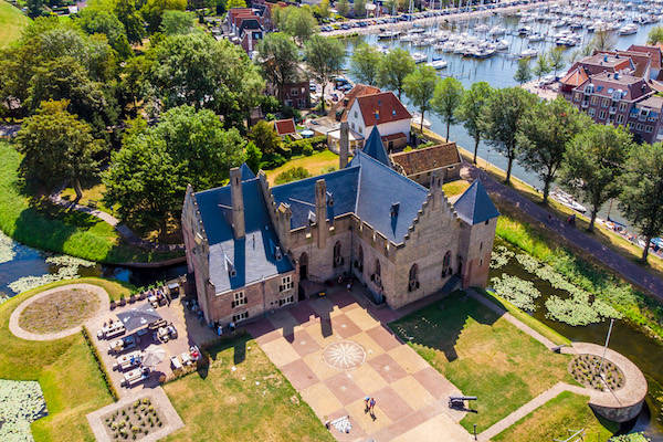 Kasteel Radboud: Kasteel Radboud staat aan de oostkant van de haven in Medemblik