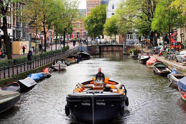 Varen en borrelen op de Amsterdamse grachten