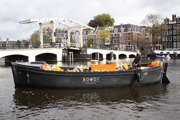 Onbeperkt bier, prosecco en fris op de partyboot