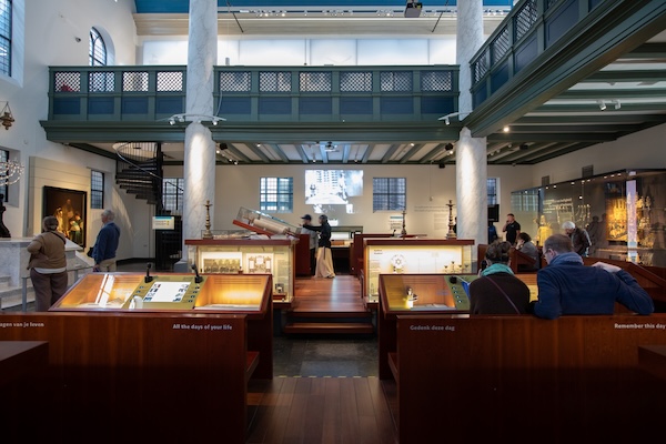 Joods Historisch Museum: Overzicht van het museum met bezoekers