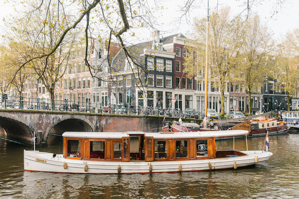 Vaar mee op deze authentieke Amsterdamse salonboot