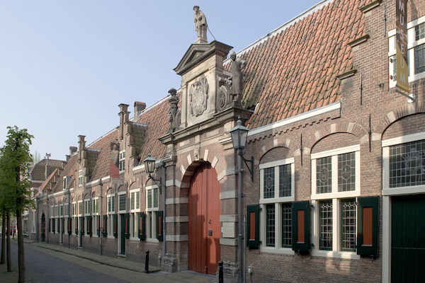 Het Frans Hals Museum is gevestigd in twee schilderachtige monumentale gebouwen