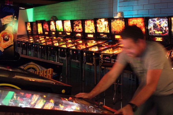 Fanatieke pinball speler