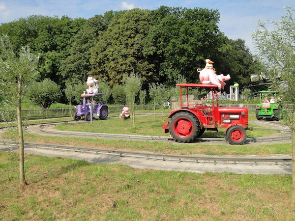 Speels ritje in de tractor