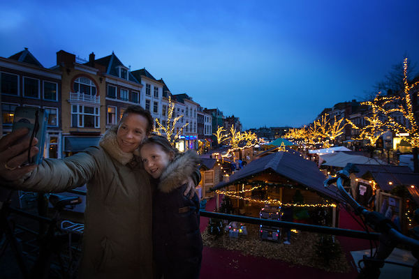 Selfie op de drijvende kerstmarkt in Leiden