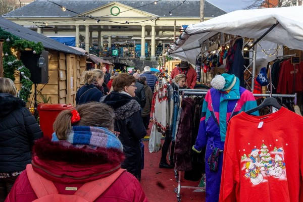 Shoppen bij de diverse kraampjes