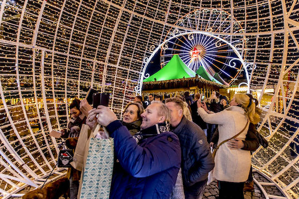 Maak een foto in de mega kerstbal