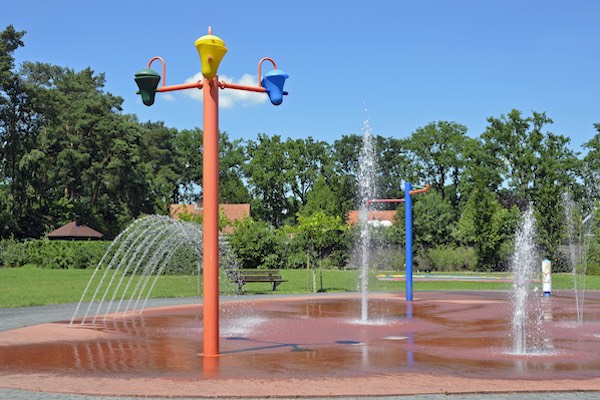 Spraypark bij een strak blauwe lucht