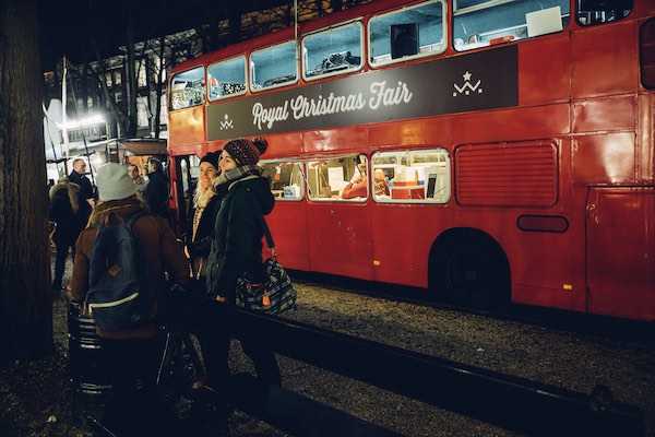 Kerstmarkt Den Haag: Engelse dubbeldekker bus